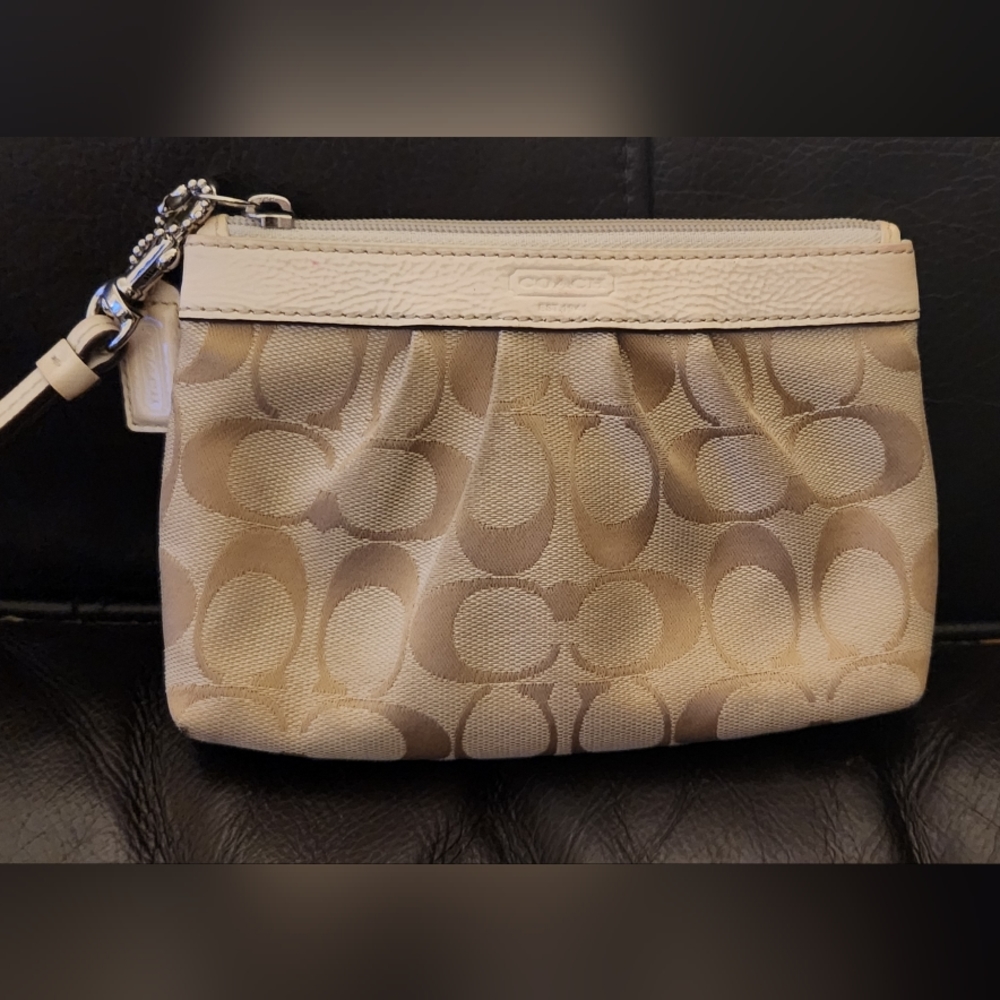💜Coach small wristlet
